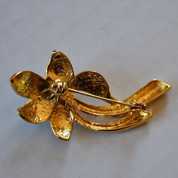Vtg  goldtone flower brooch - Picture 3 of 4